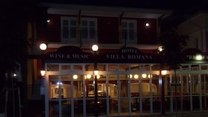 Façade de l’hébergement - soirée/nuit