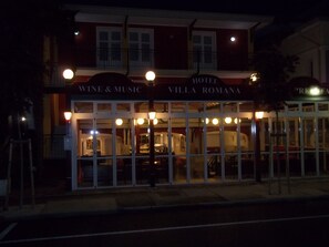 住宿正面 - 傍晚/夜晚