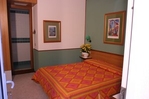 Habitación doble | Caja de seguridad en la habitación, escritorio y cortinas blackout 