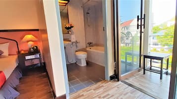 Superior Double or Twin Room | Bathroom | Combined shower/bathtub, free toiletries, hair dryer, towels