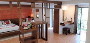 Minibar, caja de seguridad en la habitación y escritorio 