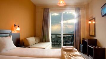 Työpöytä, äänieristys, ilmainen Wi-Fi, vuodevaatteet