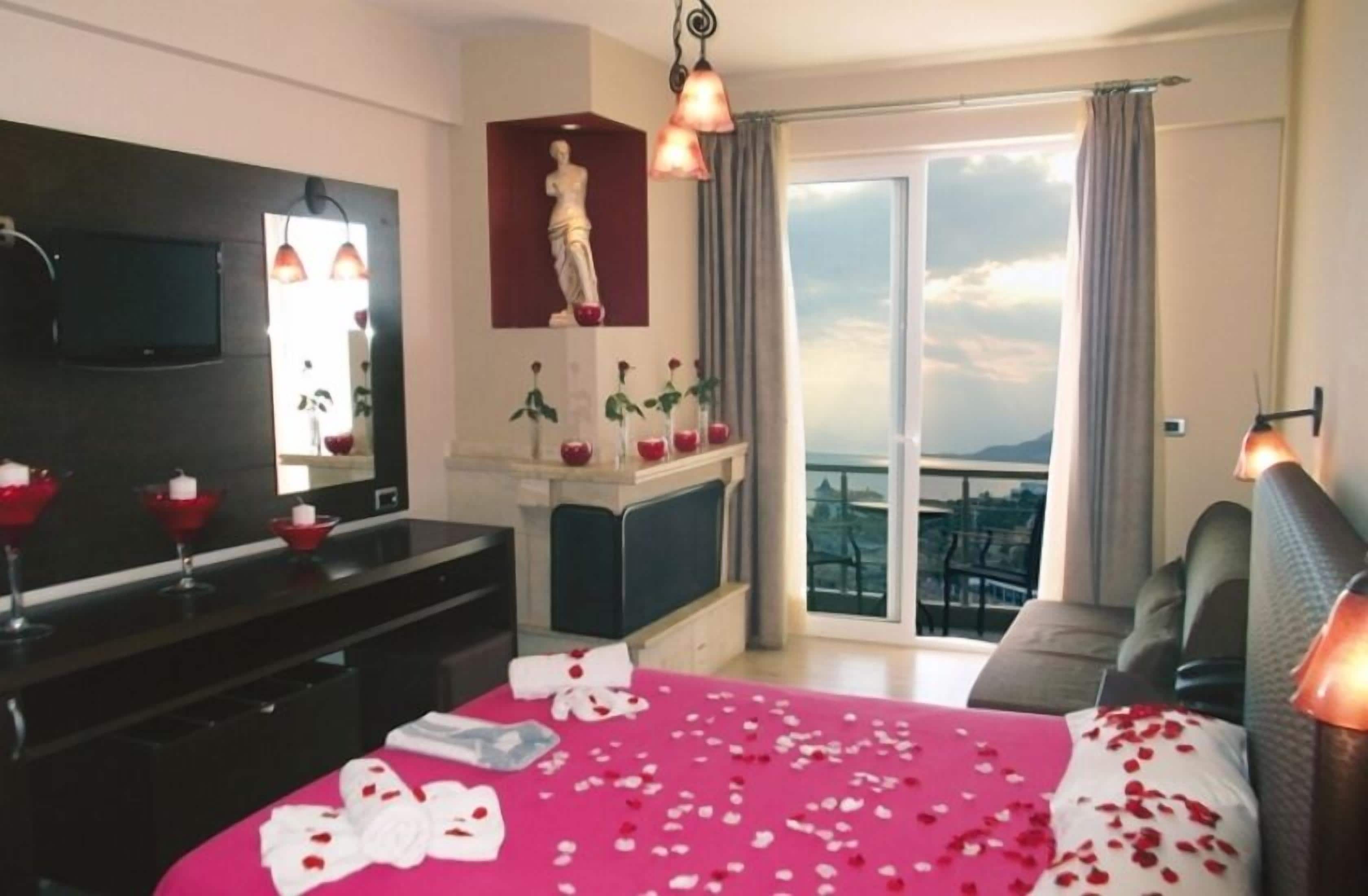 junior suite, 1 queen bed, sea view | desk, soundproofing, free wifi, bed sheets