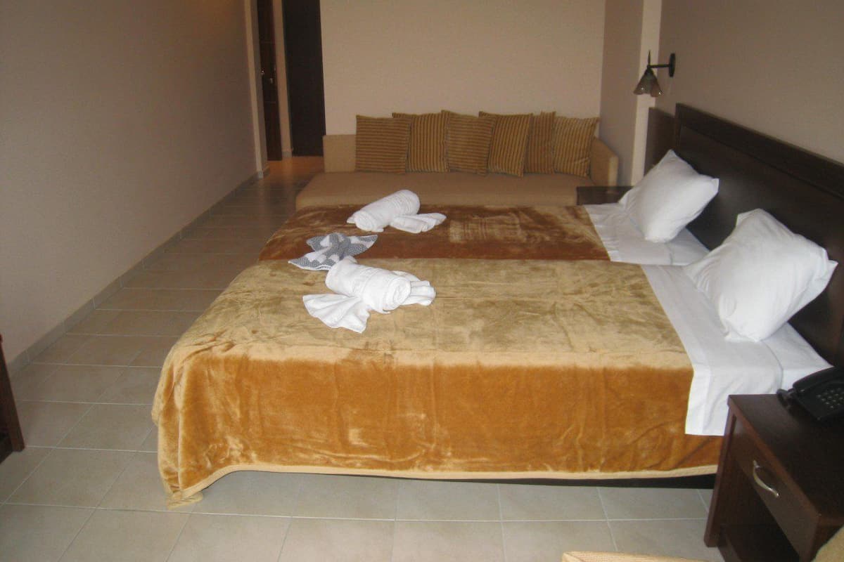 Escritorio, sistema de insonorización, wifi gratis y ropa de cama