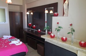 Junior Suite, 1 Queen Bed, Sea View | Desk, soundproofing, free WiFi, bed sheets - 9 Queens Spa Hotel (Istiaia-Aidipsos)