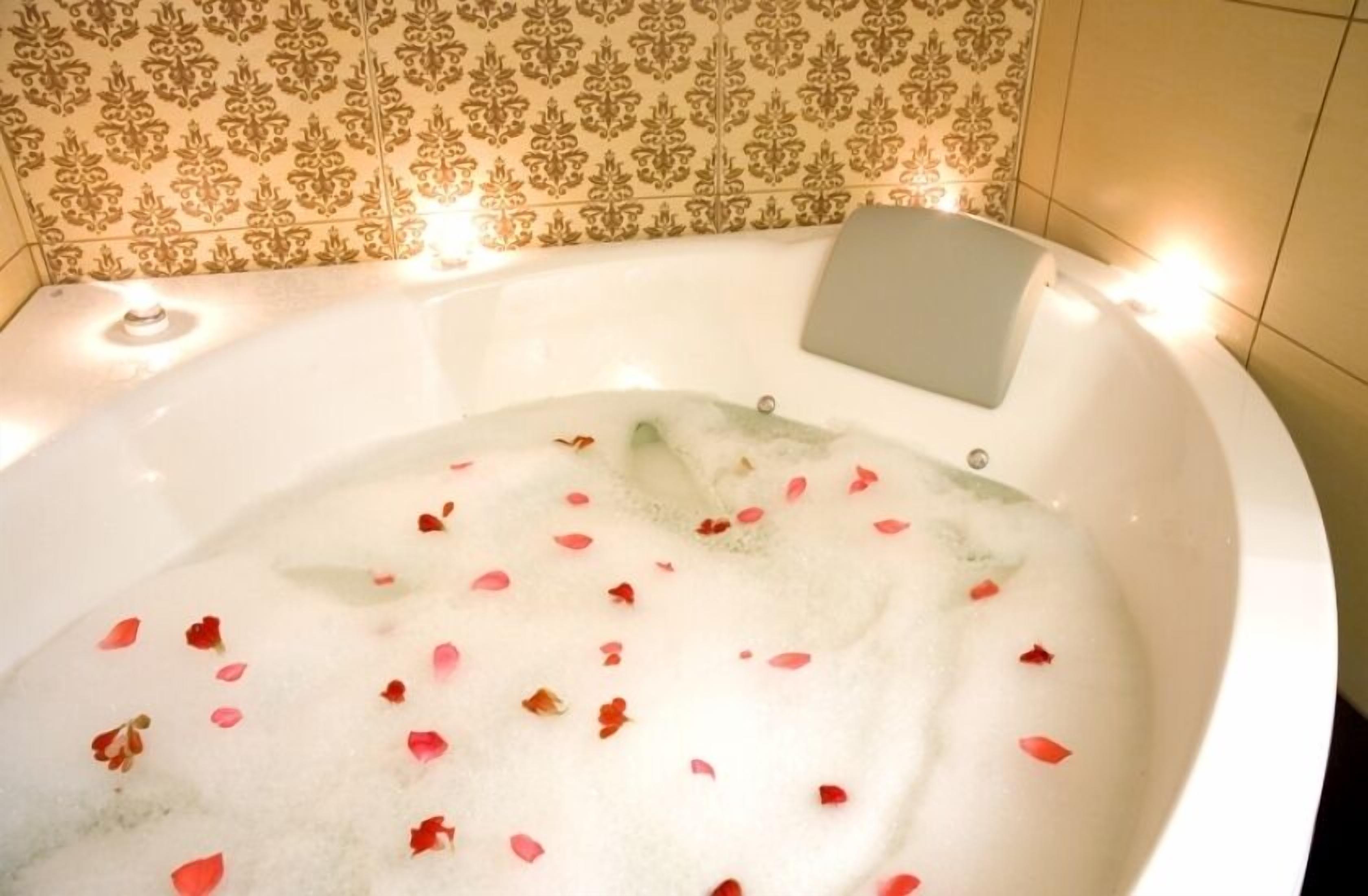 junior suite, 1 queen bed, sea view | bathroom | free toiletries, hair dryer, bathrobes, slippers