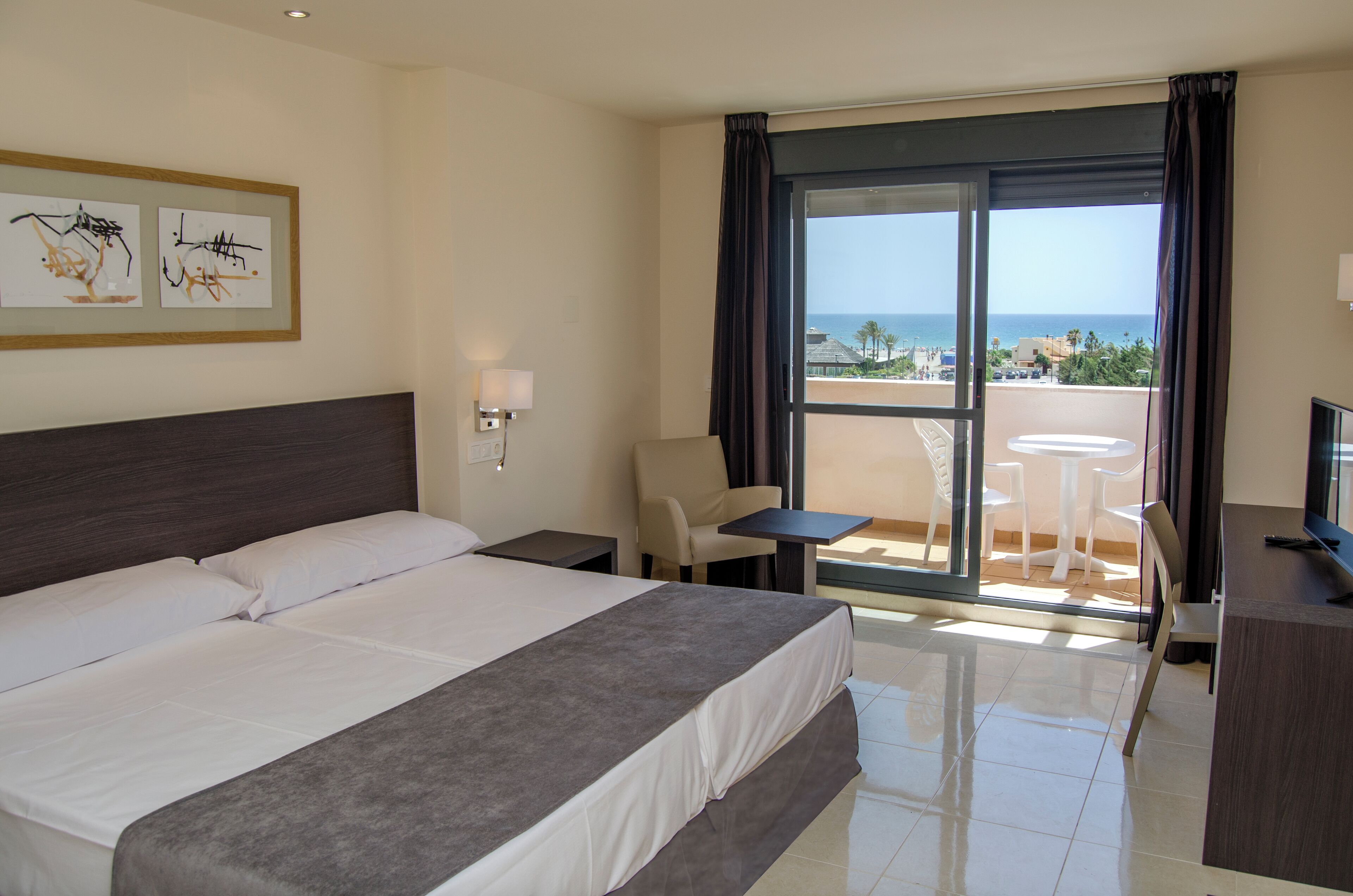 Μίνι μπαρ, χρηματοκιβώτιο στο δωμάτιο, ηχομόνωση 