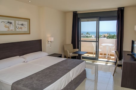 Minibar, in-room safe, soundproofing, free cots/infant beds. Hotel Adaria Vera