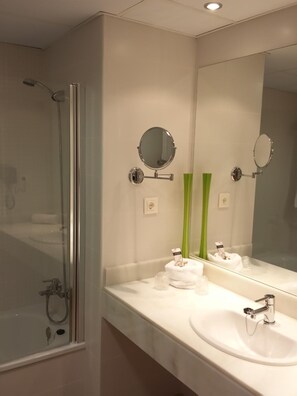 Baño | Tina con regadera, secadora de cabello, toallas