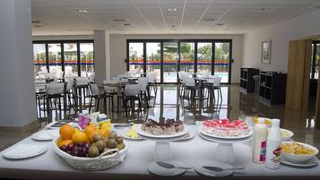 Breakfast (EUR 5 per person)