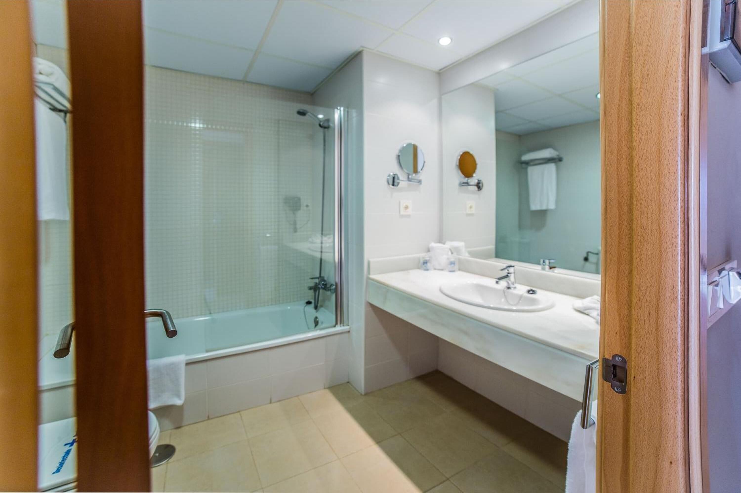 combined shower/bathtub, hair dryer, towels