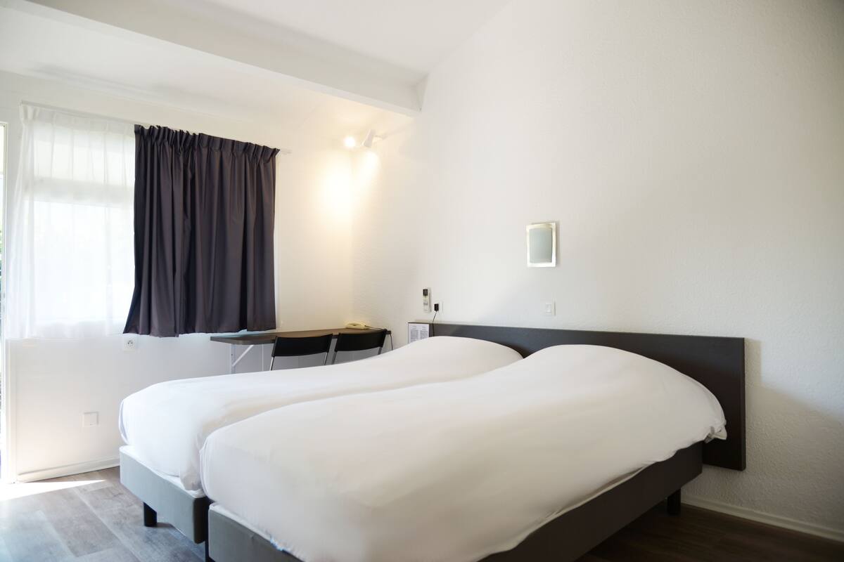 Twin Room | Premium bedding, desk, iron/ironing board (on request), free WiFi