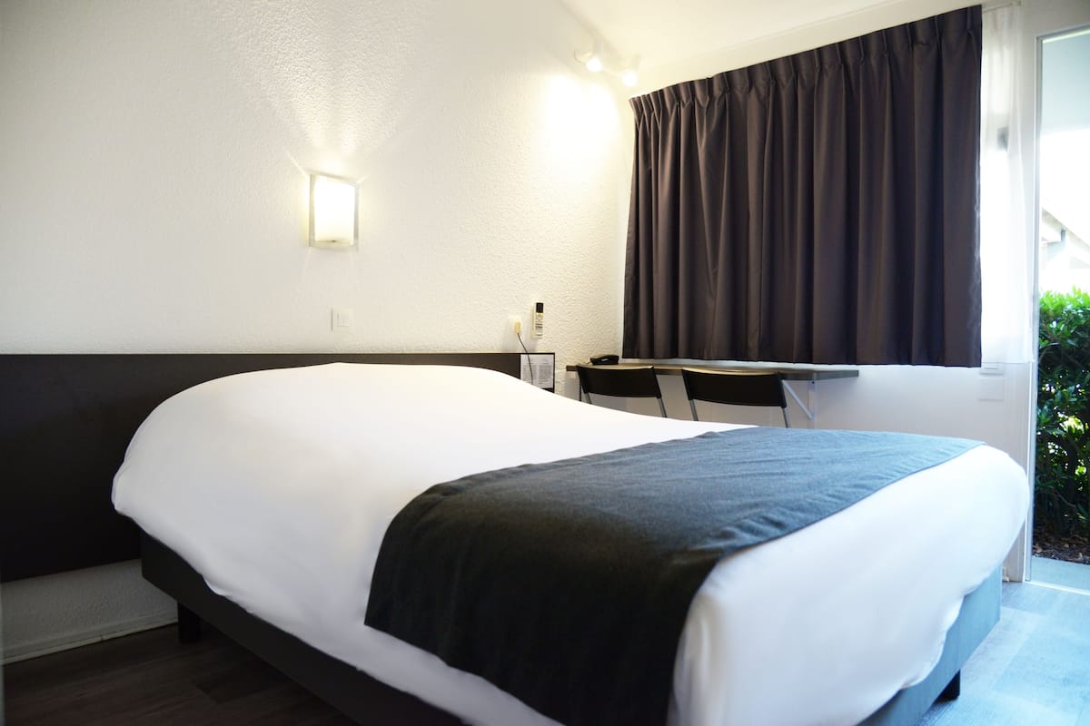 1 Schlafzimmer, hochwertige Bettwaren, Schreibtisch