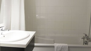 Hair dryer, towels - Hotel Aerel Toulouse-Blagnac (Blagnac)