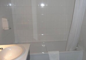 Hair dryer, towels - Hotel Aerel Toulouse-Blagnac (Blagnac)