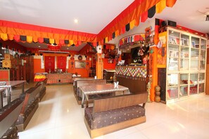 2 间餐厅，供应早餐、午餐和晚餐，喜马拉雅（尼泊尔）菜