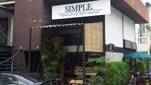A building with a sign that reads "SIMPLE Organic grocery Cafe & restaurant". - Himalaya Residence (Bangkok)