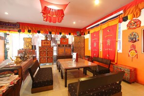 2 restaurants; breakfast, lunch, and dinner served - Himalaya Residence (Bangkok)
