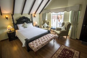 Suite (Raffles) | Badezimmer | Kostenlose Toilettenartikel, Handtücher