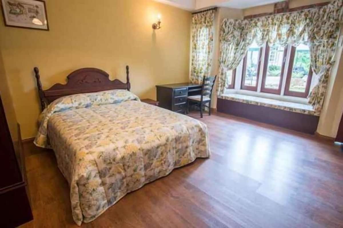 Premium bedding, desk, free WiFi