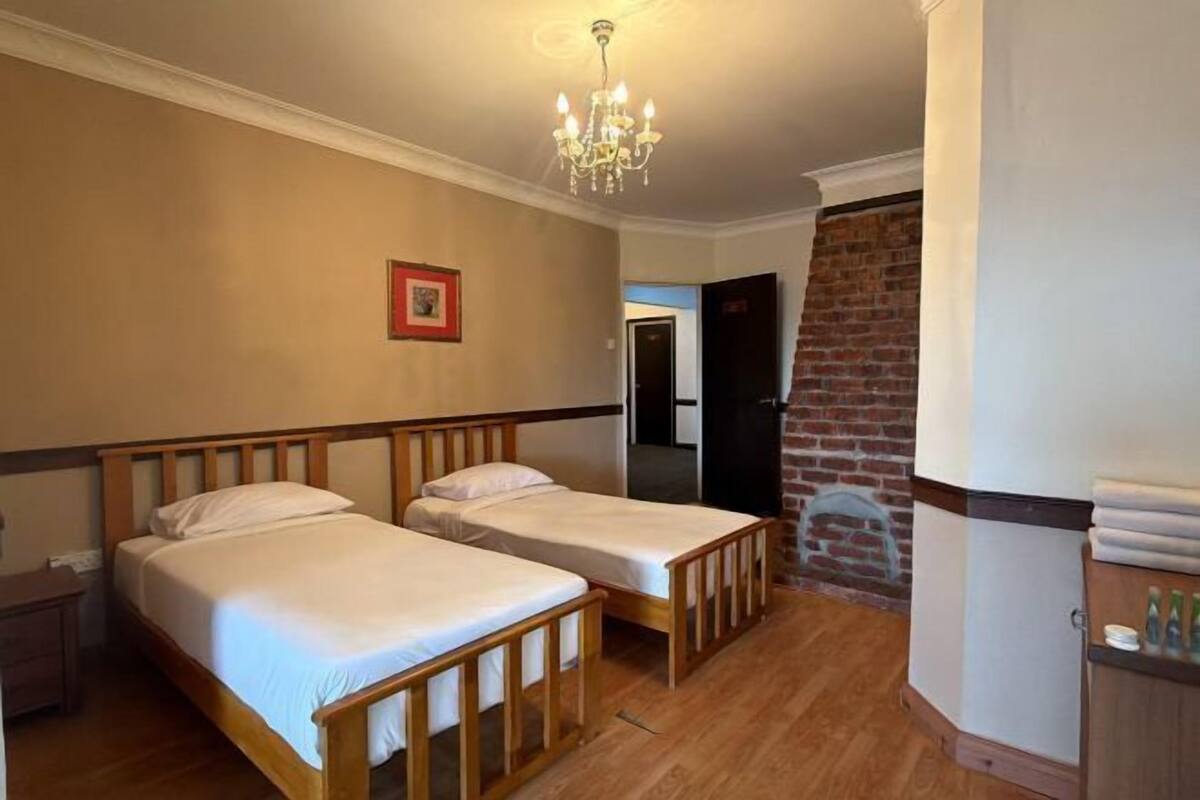 Cribs (surcharge), WiFi (free), bed sheets