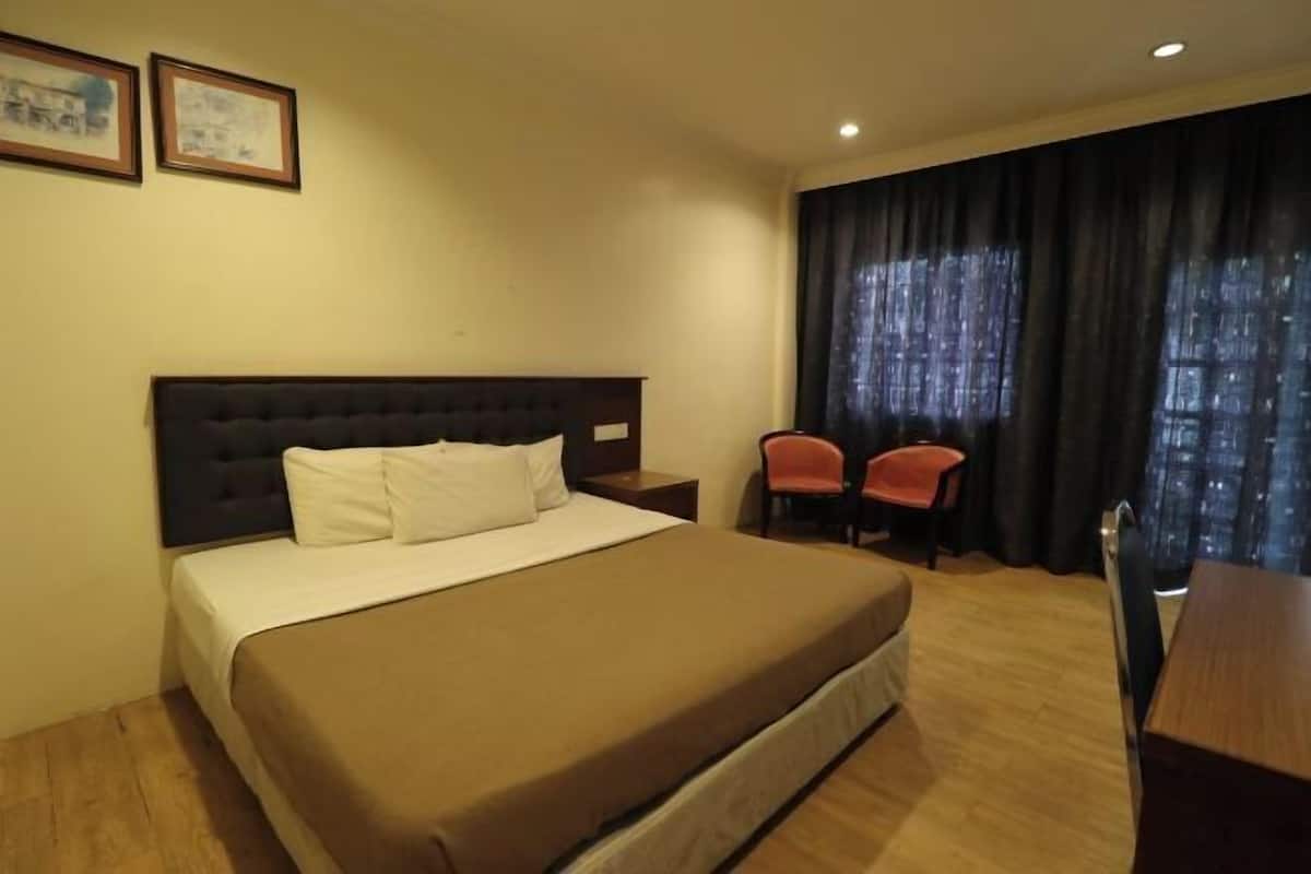 1 bedroom, in-room safe, iron/ironing board, free WiFi