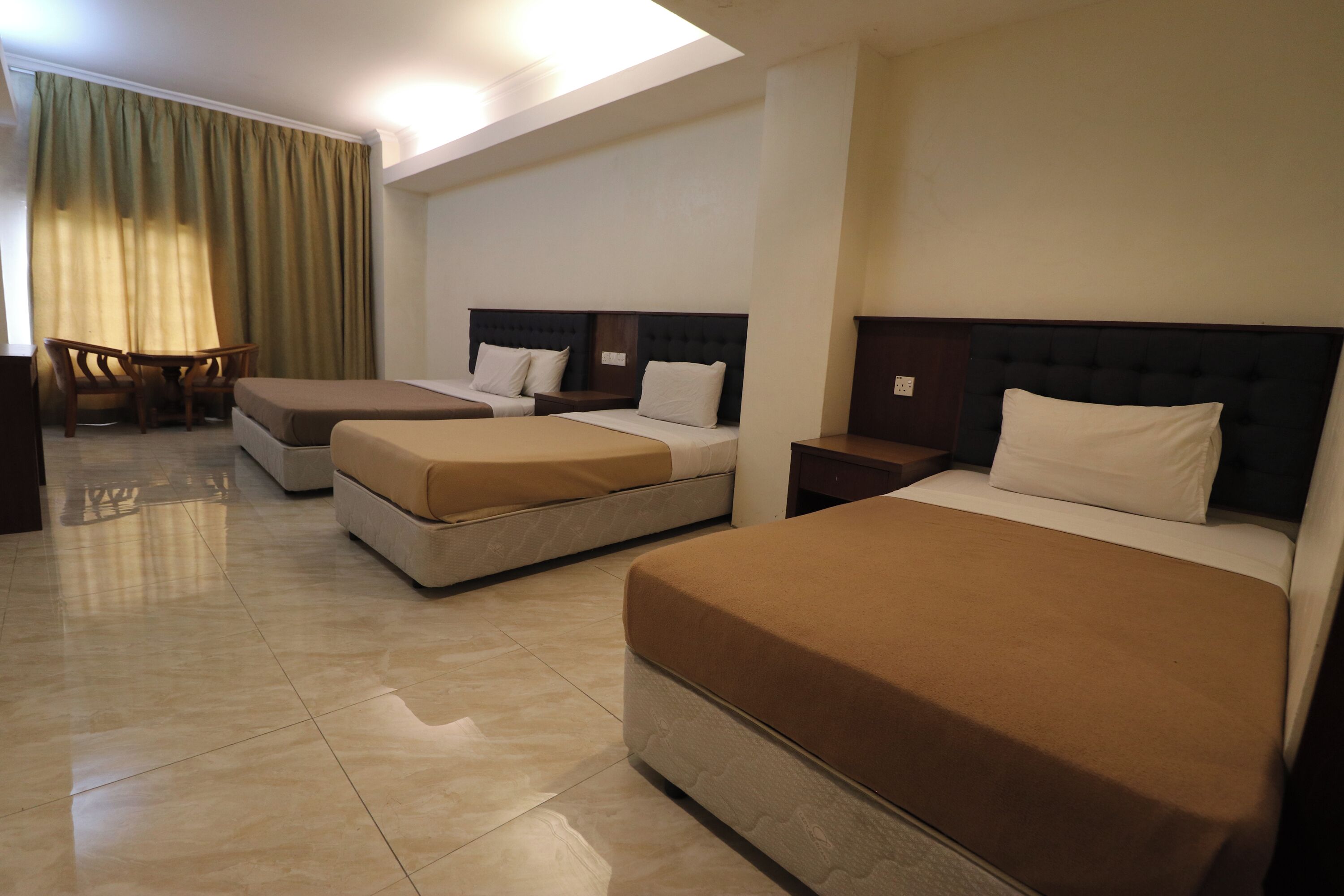 Coffres-forts dans les chambres, fer et planche à repasser