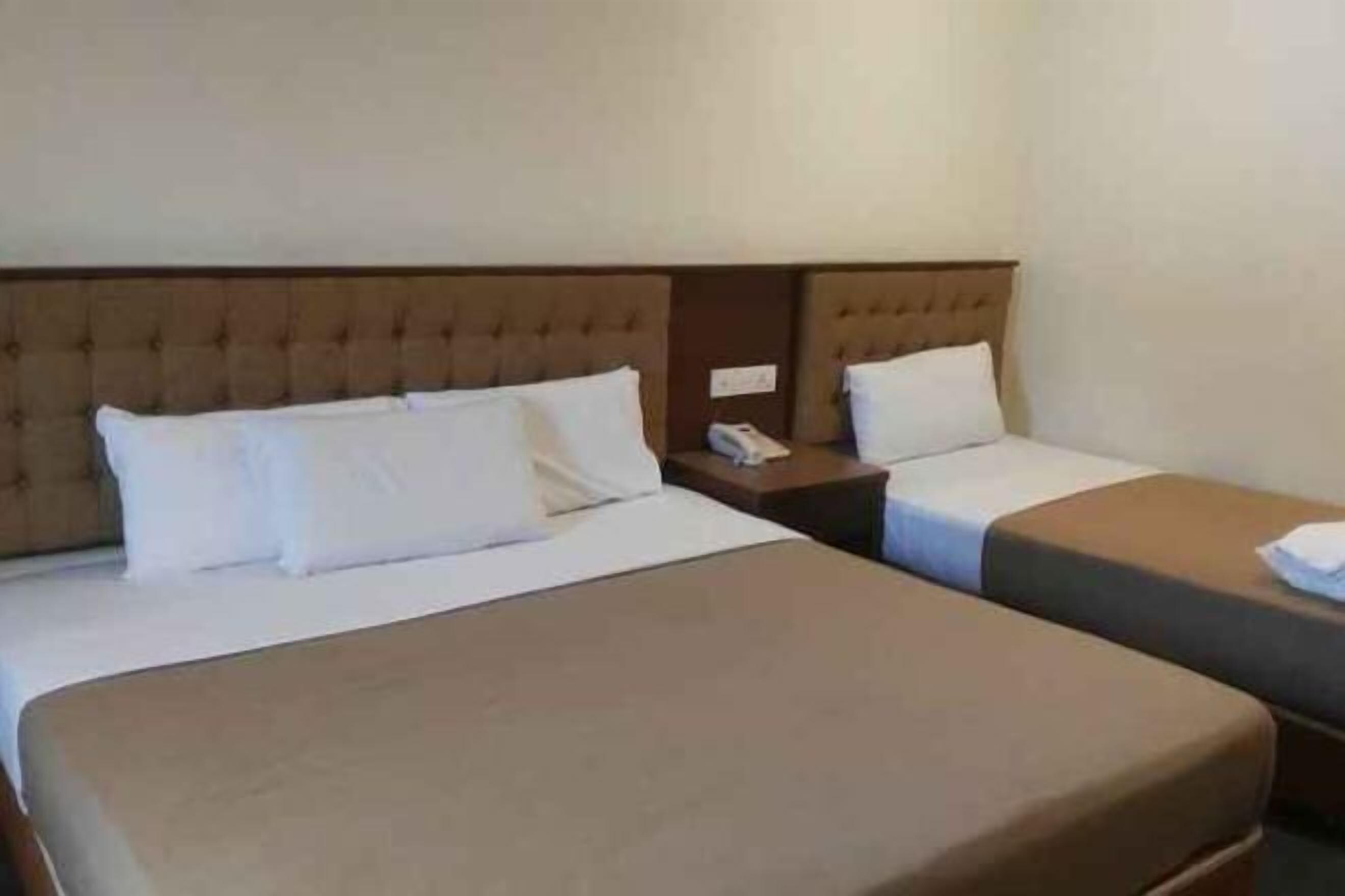 Caja de seguridad en la habitación y tabla de planchar con plancha 