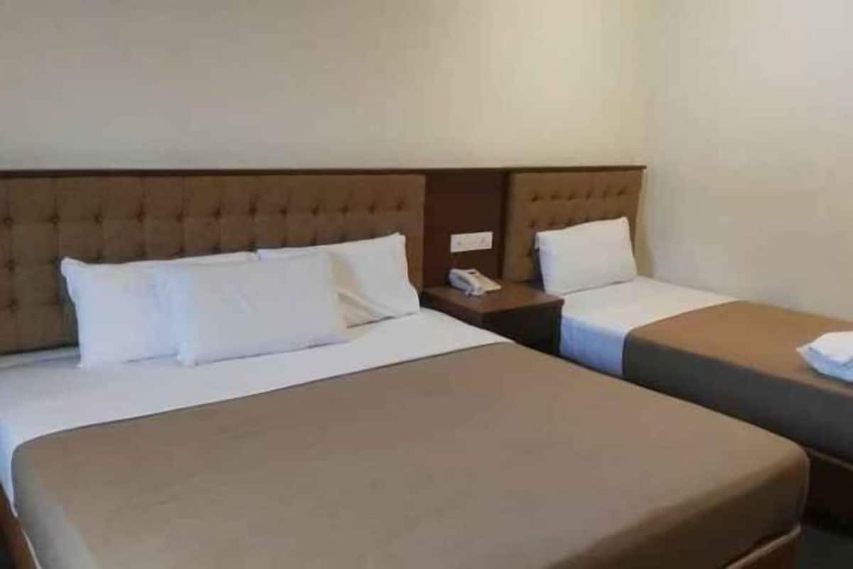 Caja de seguridad en la habitación y tabla de planchar con plancha