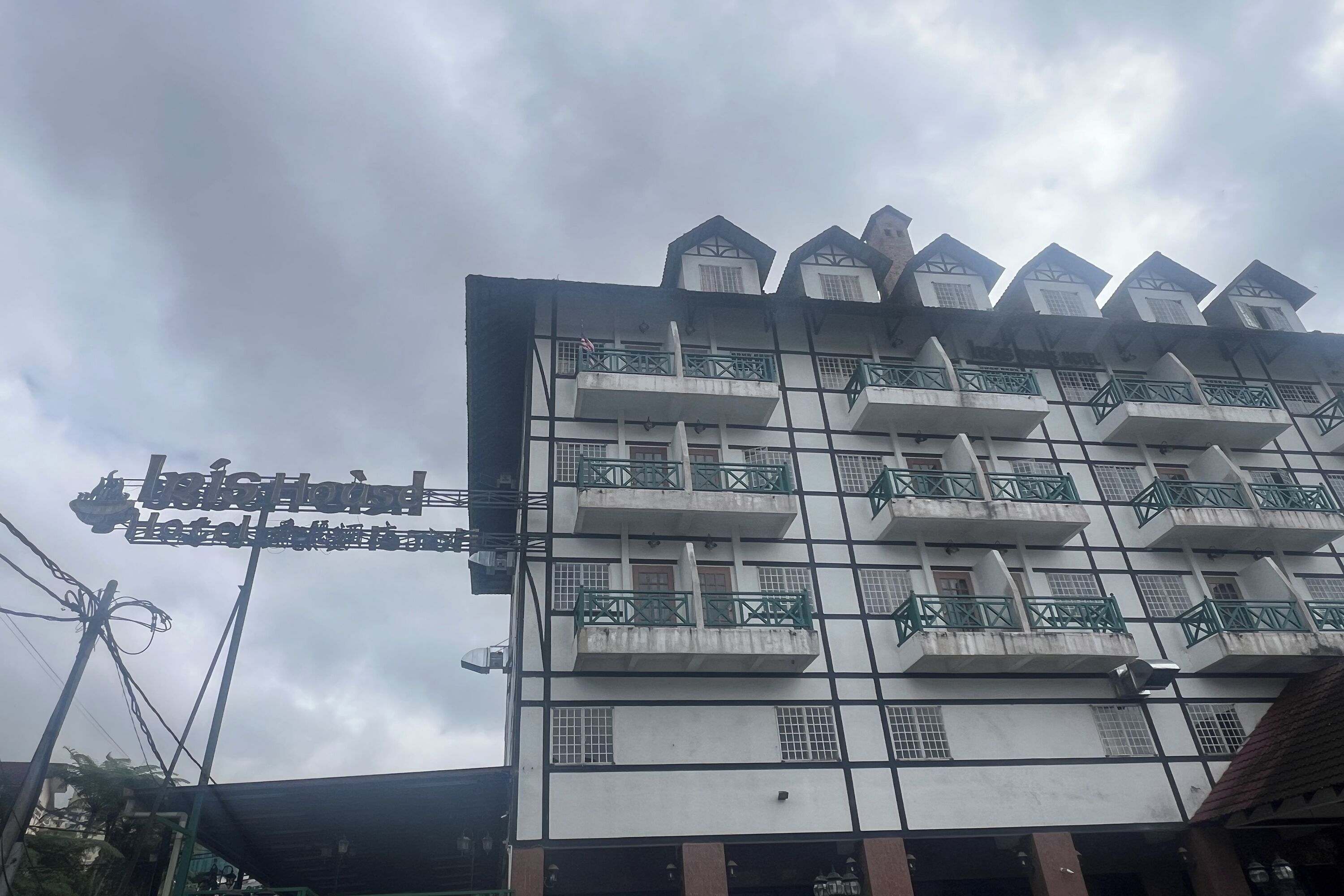 Un hôtel à plusieurs étages, doté d ’une enseigne, de balcons et d’un style architectural traditionnel.
