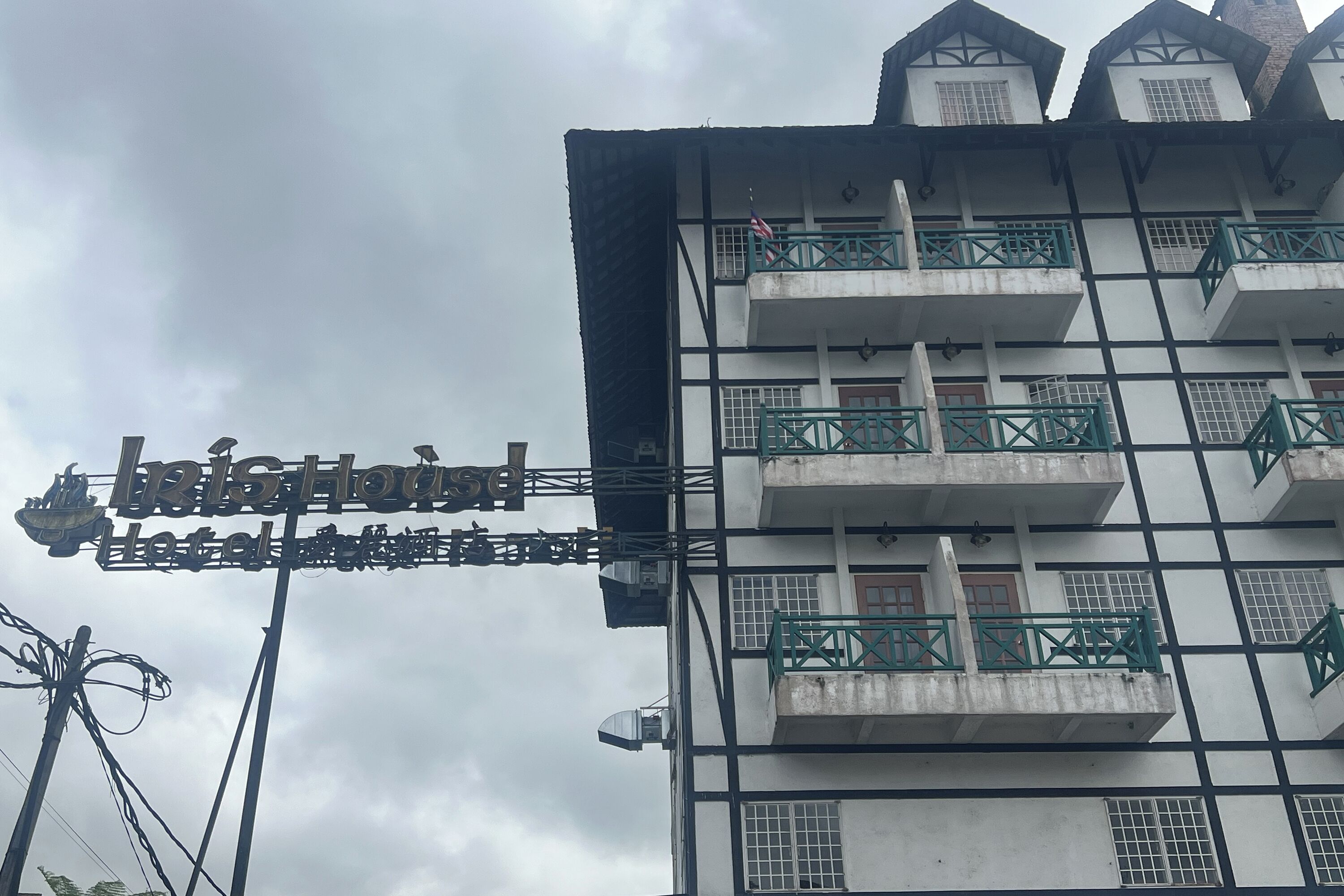 A multi-story building with a sign that reads "Hotel de la Mer."