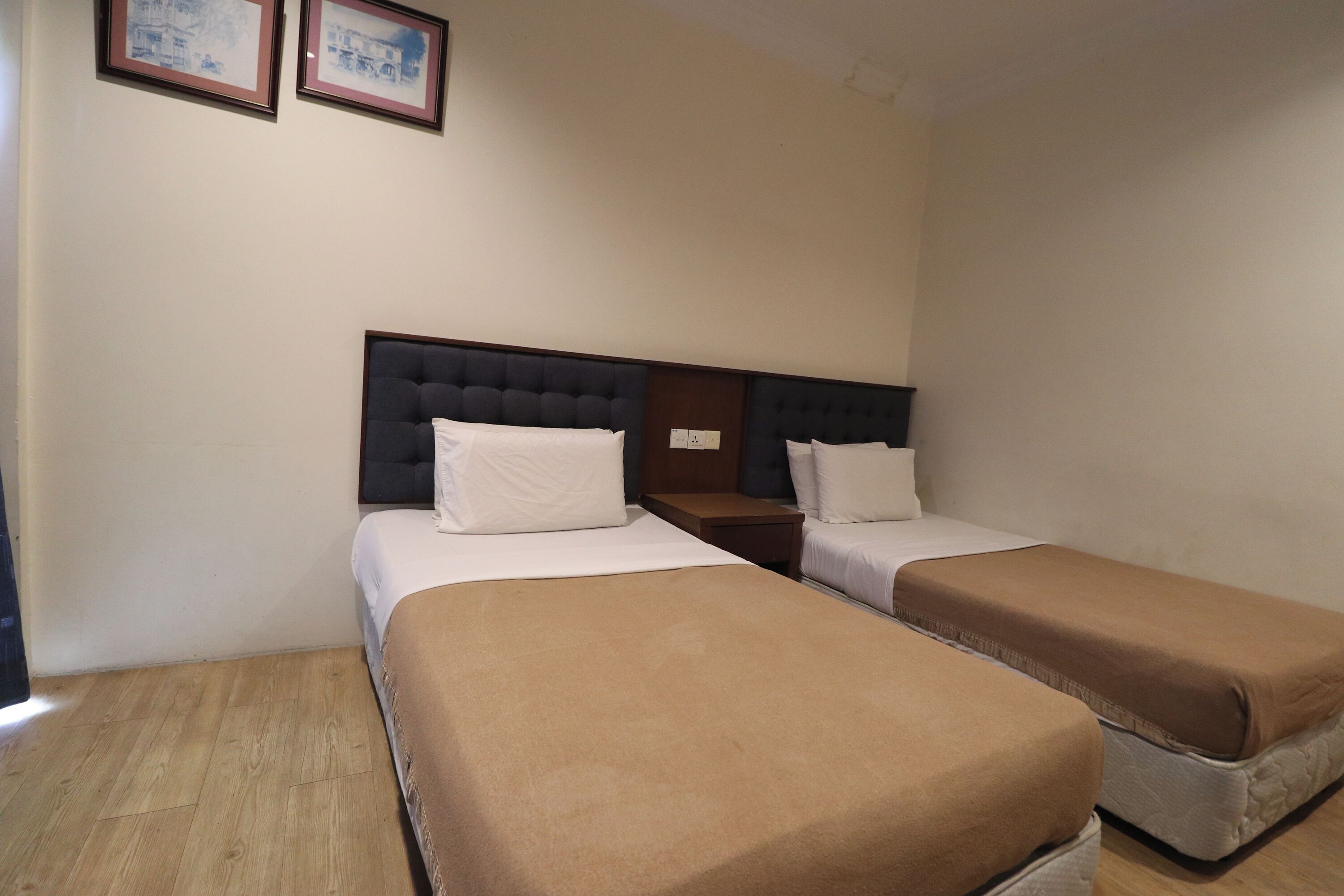 Habitación Deluxe con 2 camas individuales | Caja de seguridad en la habitación y tabla de planchar con plancha 