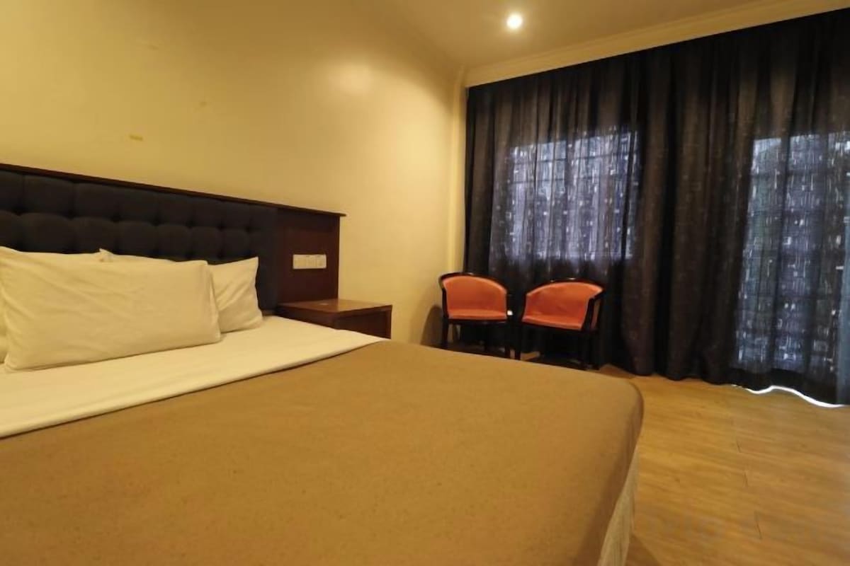 In-room safe, iron/ironing board, WiFi (free), bed sheets