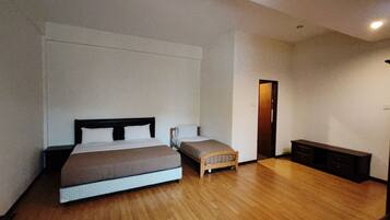 3 bedrooms, desk, iron/ironing board