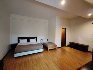 Penthouse, 4 Bedrooms | 3 bedrooms, desk, iron/ironing board - Iris House Resort & Apartment Cameron Highlands (Tanah Rata)