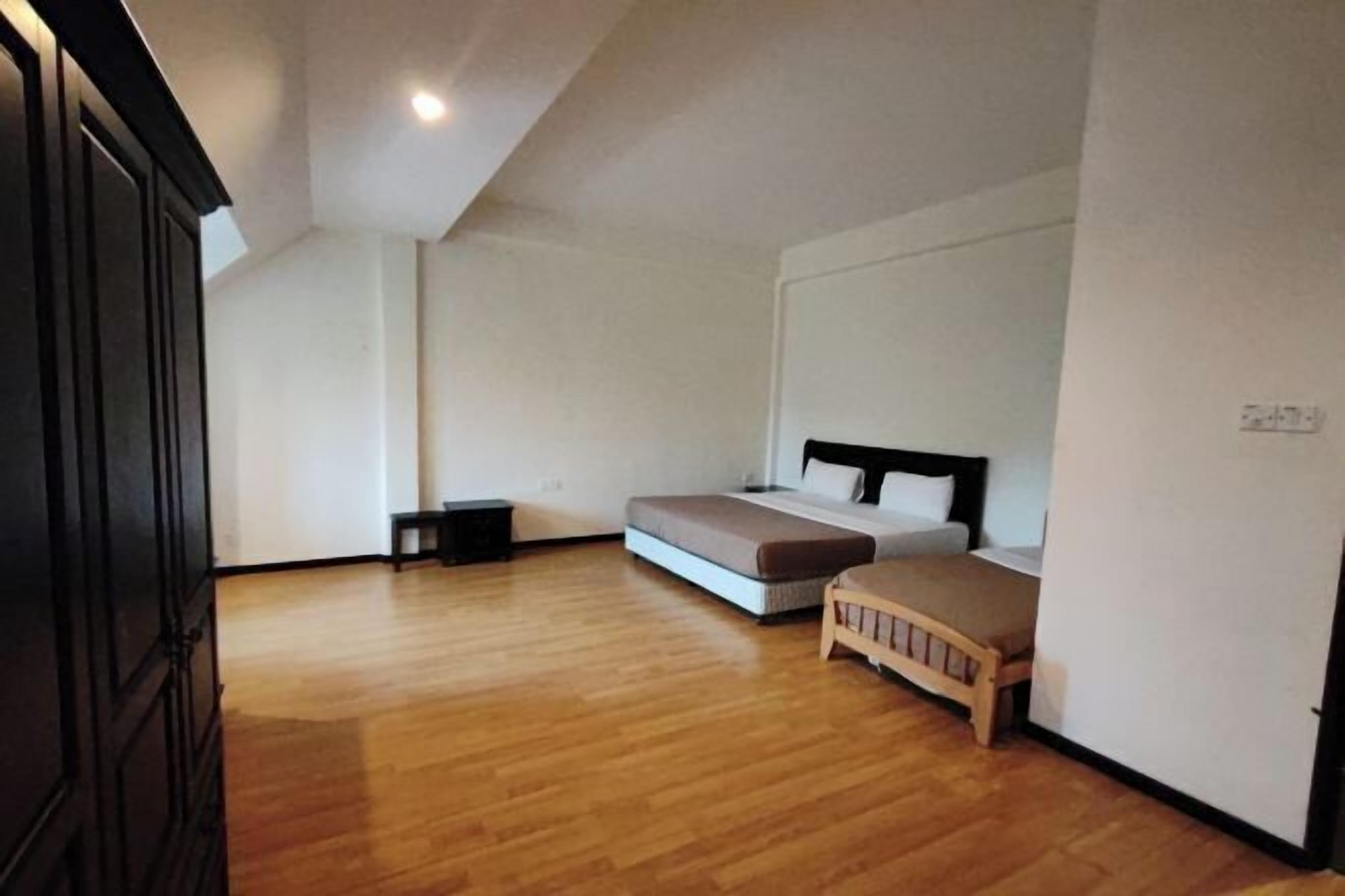 3 chambres, bureau, fer et planche à repasser