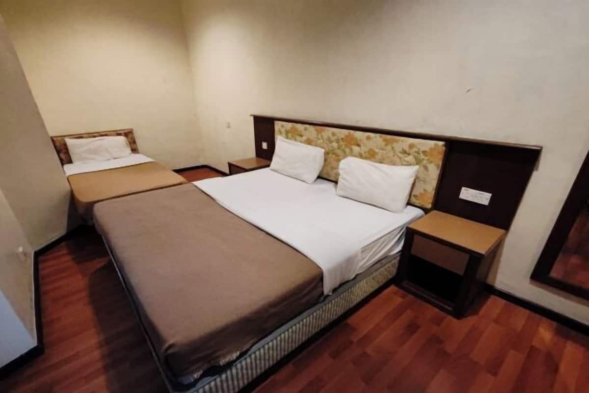 3 bedrooms, desk, iron/ironing board