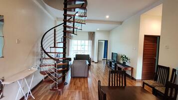 頂層客房, 4 間臥室 | 客廳 | 32 吋平面電視連衛星電視頻道、LCD 電視