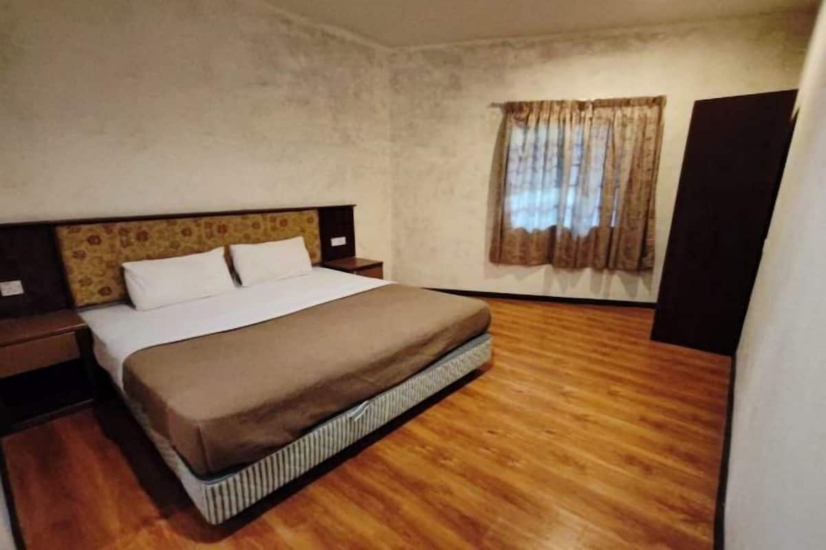 3 bedrooms, desk, iron/ironing board