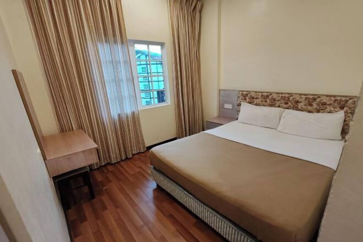 3 bedrooms, desk, iron/ironing board