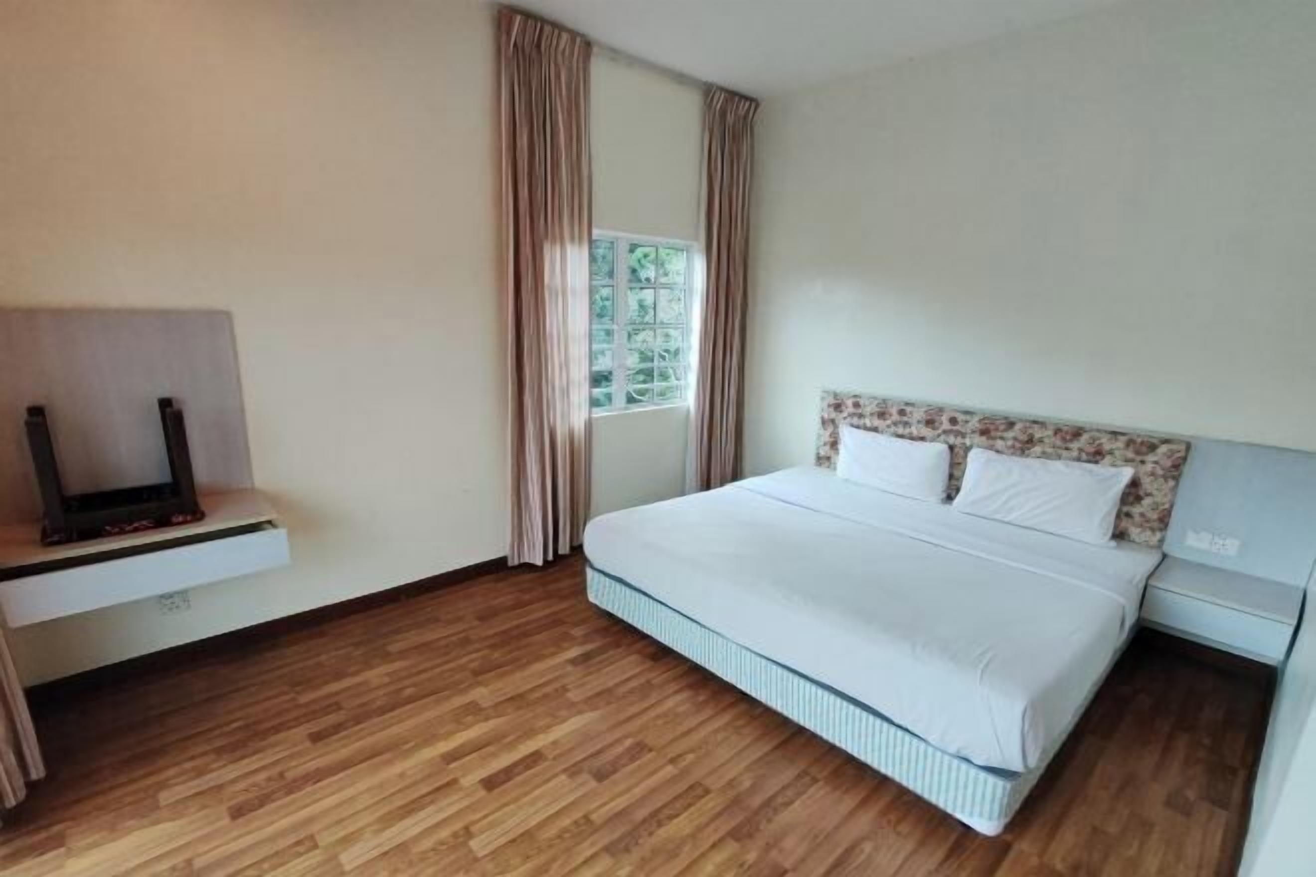 3 chambres, bureau, fer et planche à repasser