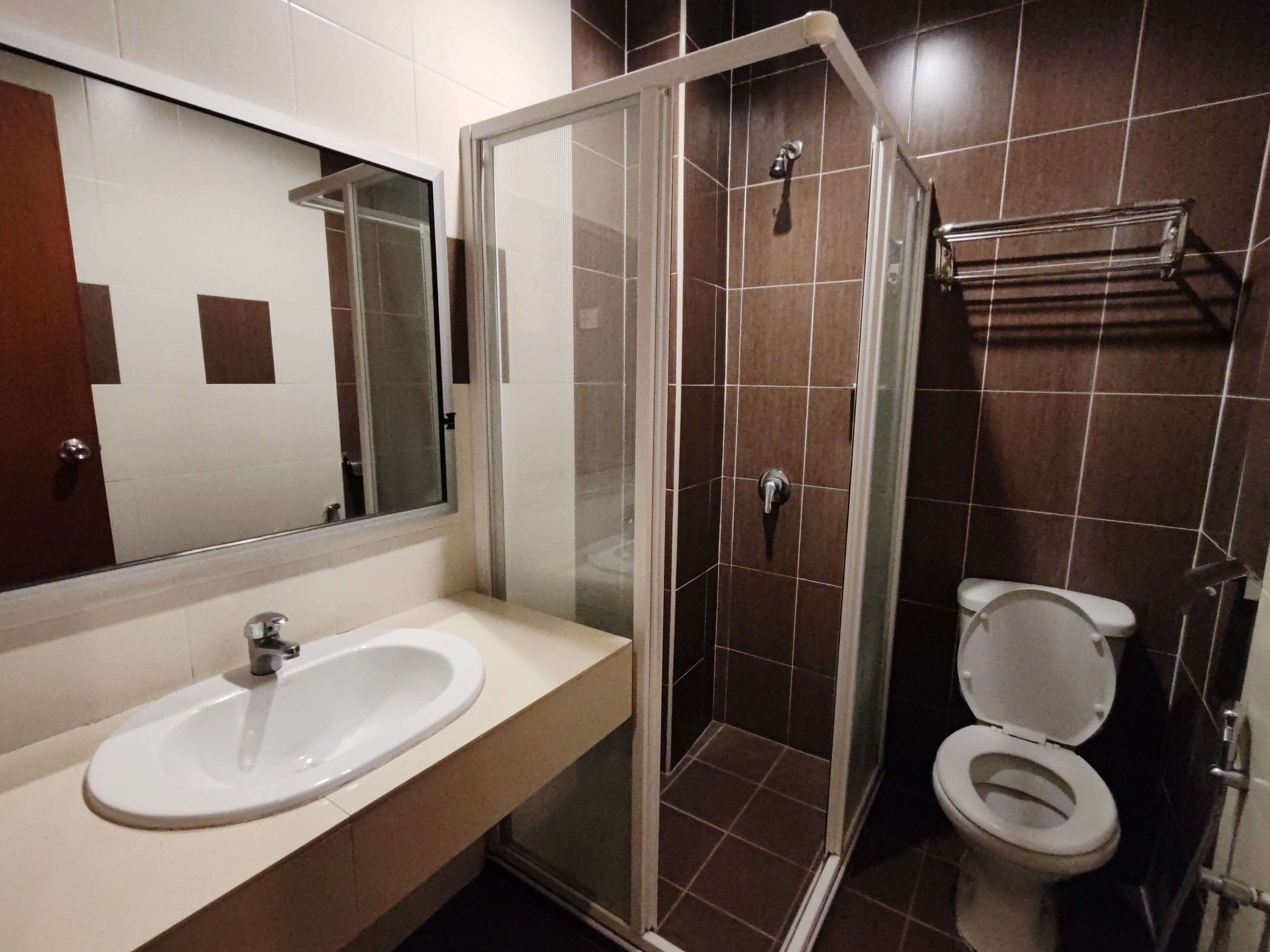 Ein Badezimmer mit Duschkabine, Waschbecken in Weiß und Toilette.