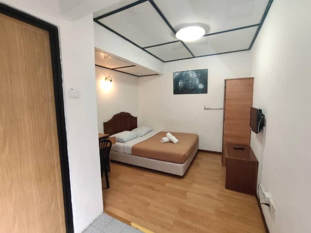 Cofres nos quartos, escrivaninha, ferros/tábuas de passar roupa