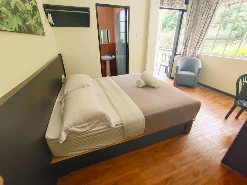 Cofres nos quartos, escrivaninha, ferros/tábuas de passar roupa
