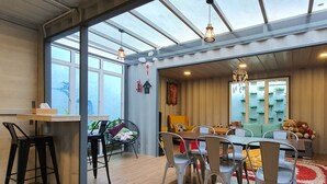 A modern interior with a dining area, a kitchen, and a living space. - Arundina Cameron Highlands (Tanah Rata)