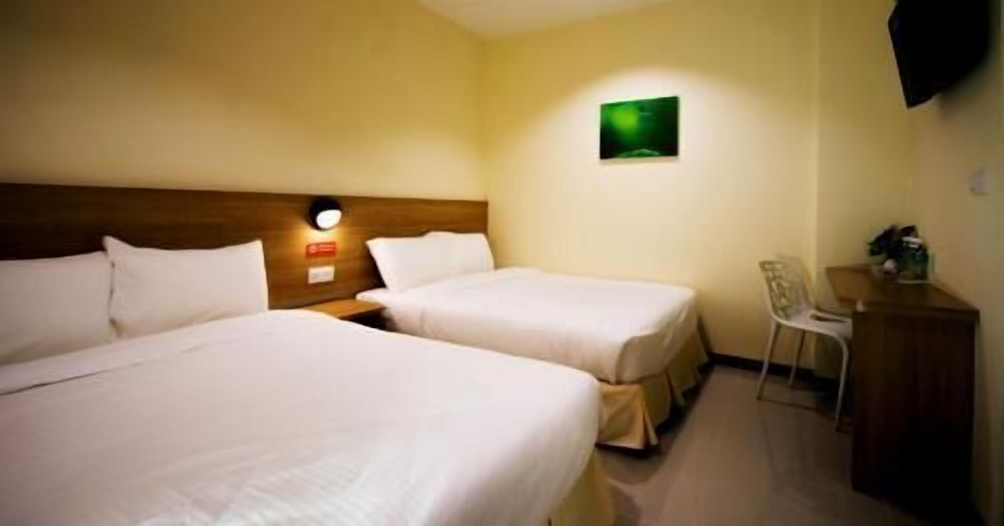 Escritorio, wifi gratis y ropa de cama 