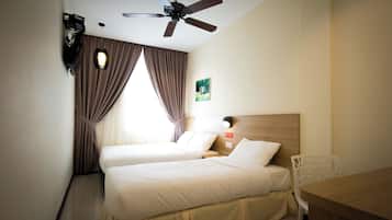Deluxe Triple Room | Desk, free WiFi, bed sheets