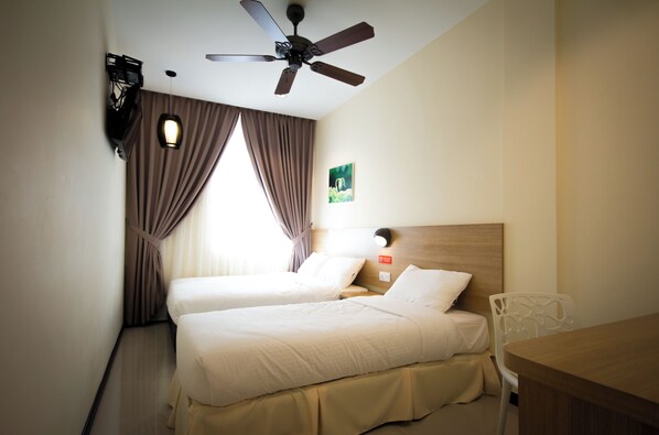 Deluxe Triple Room | Desk, free WiFi, bed sheets - 118 Hotel (George Town)