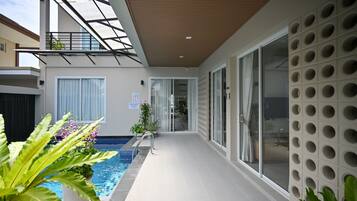 Kolam renang terbuka, kerusi lepak pantai