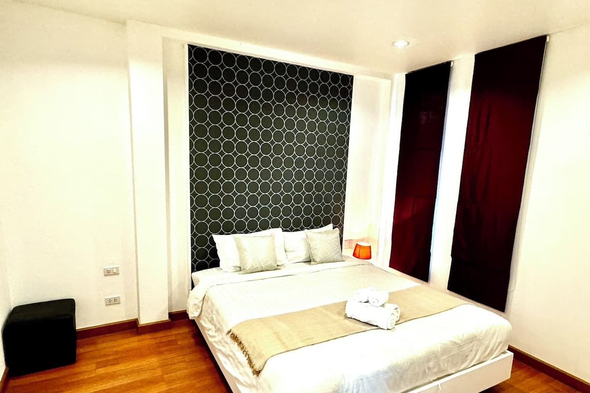 King Suite | 1 bedroom, in-room safe, individually decorated, individually furnished